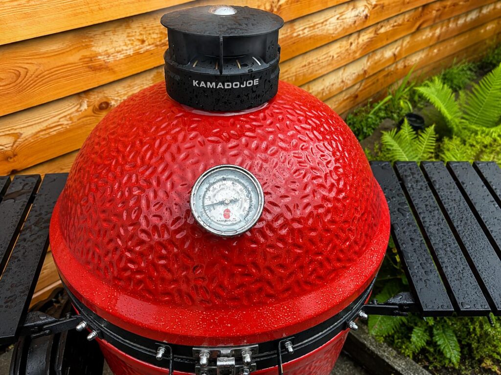 Kamado Joe kan je altijd gebruiken, ook in de regen.